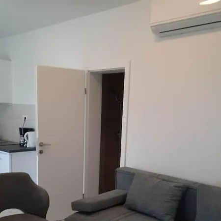 One Bedroom * Vir